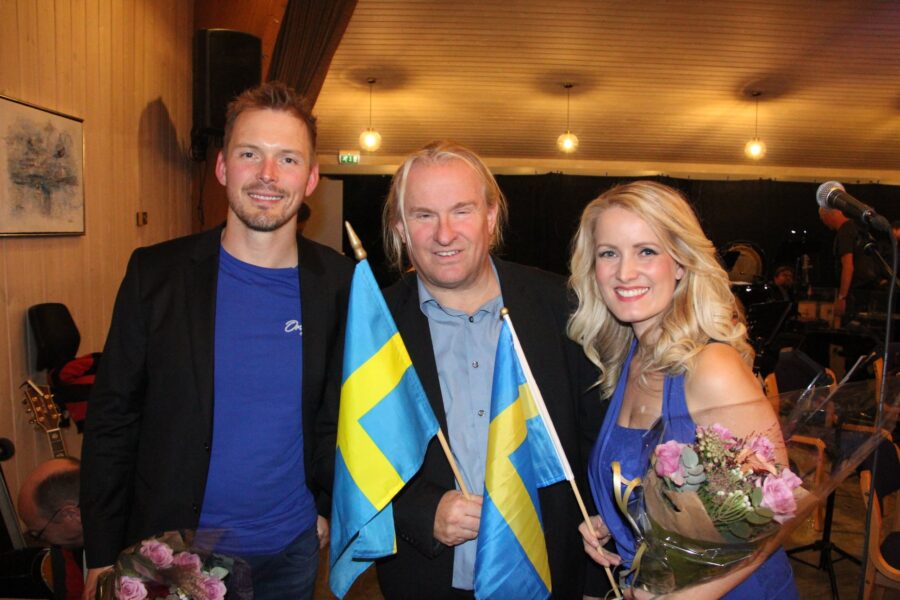 Dirigent Geir Holm (i midten) med solistene Sindre Dybvikstrand og Maria Mohn er fornøyde etter konserten! FOTO: Tore Steinar Pettersen.